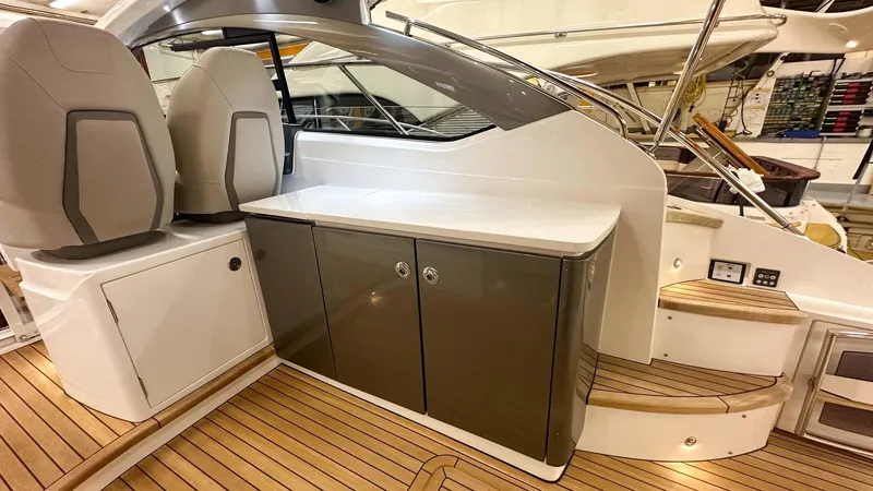 V40170 Yacht Photos Pics 