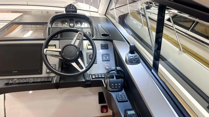 V40170 Yacht Photos Pics 