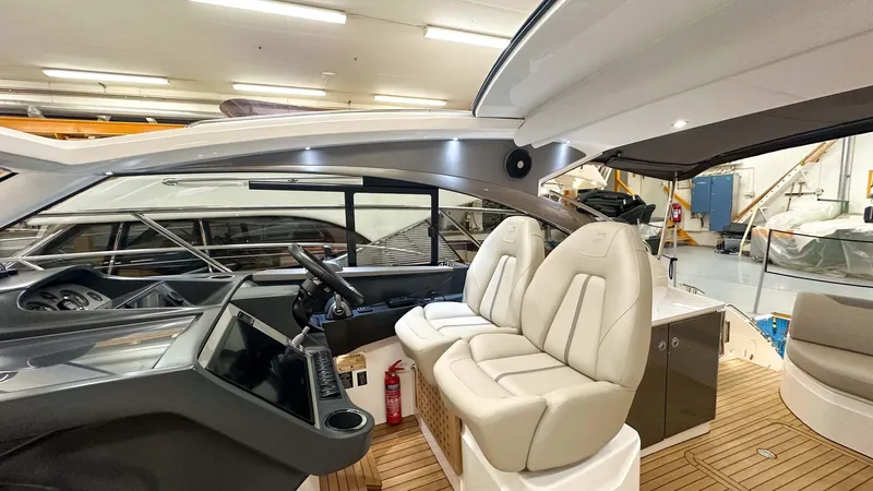V40170 Yacht Photos Pics 