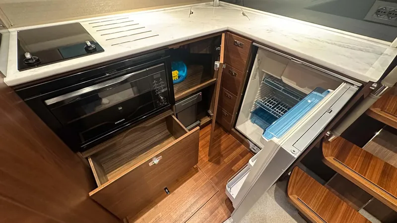 V40170 Yacht Photos Pics 