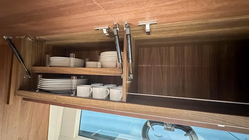 V40170 Yacht Photos Pics 