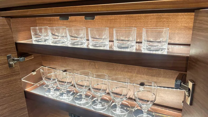 V40170 Yacht Photos Pics 