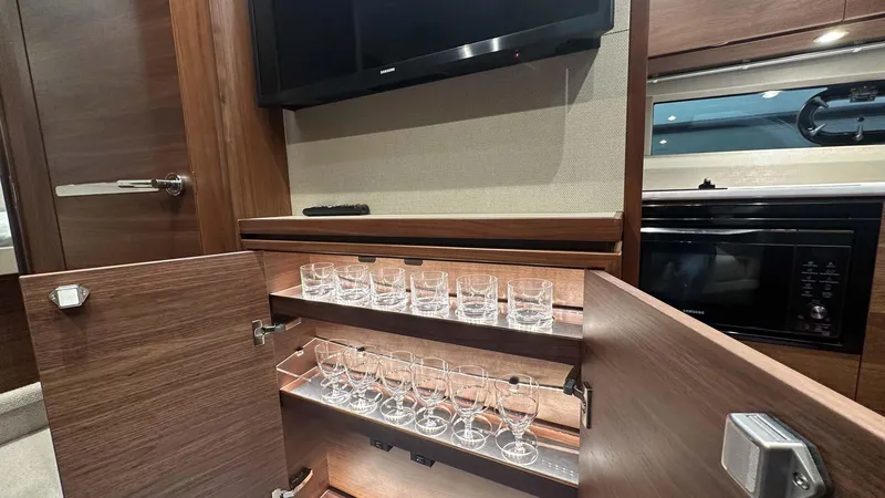 V40170 Yacht Photos Pics 