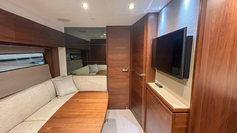 V40170 Yacht Photos Pics 