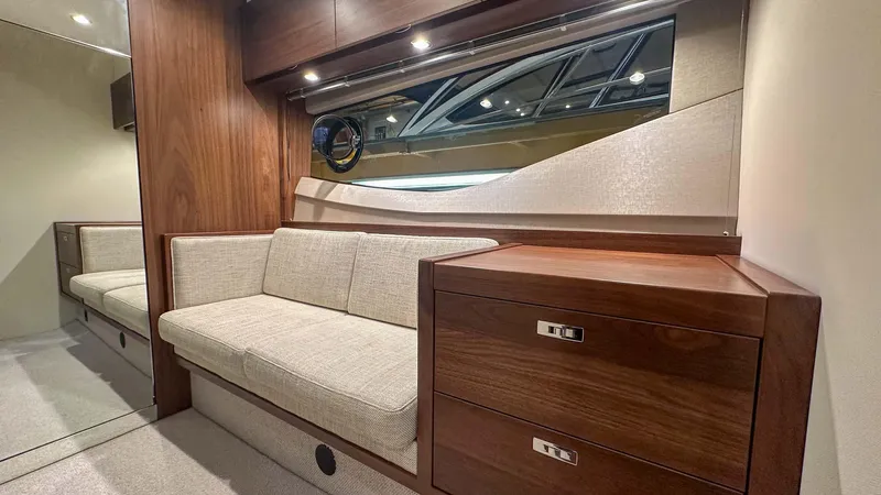 V40170 Yacht Photos Pics 