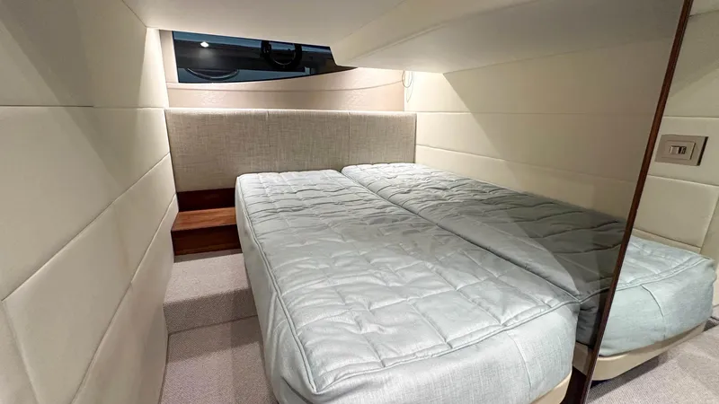 V40170 Yacht Photos Pics 