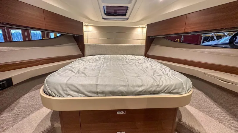 V40170 Yacht Photos Pics 