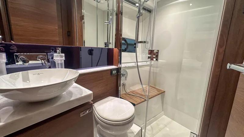 V40170 Yacht Photos Pics 