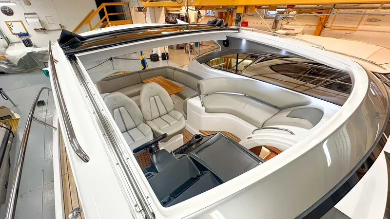 V40170 Yacht Photos Pics 