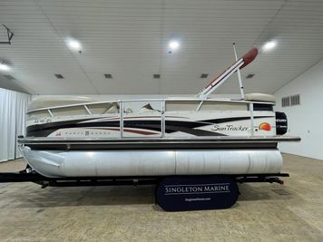 2008 Sun Tracker 20 Party Barge