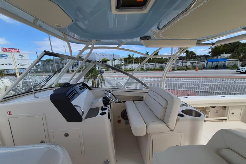 306 - 628 Yacht Photos Pics Interior view of 2026 Grady-White Freedom 307 boat, featuring helm and seating area.