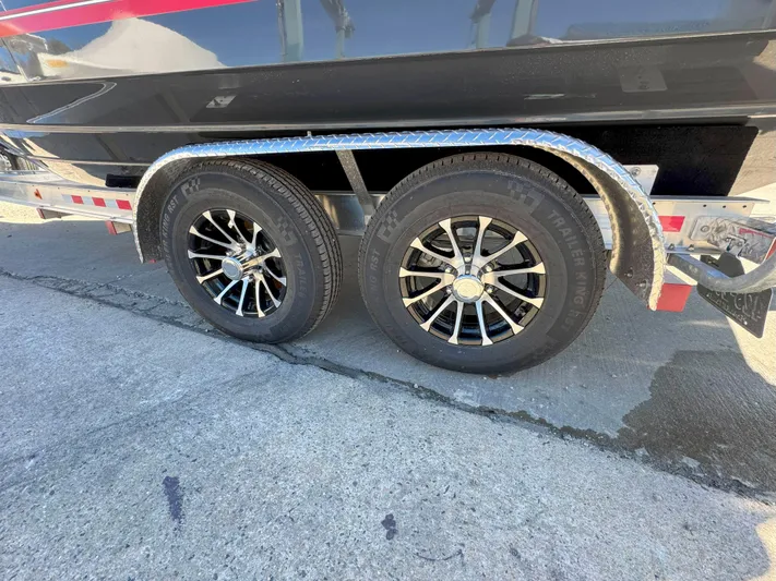 Trailer Included, Low Hrs Yacht Photos Pics 