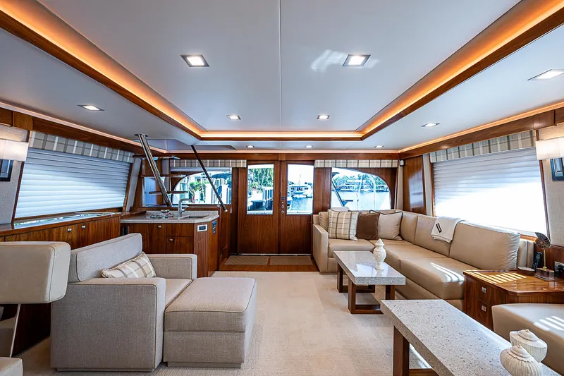 Maverick Yacht Photos Pics Viking 92 MAVERICK - Aft Salon