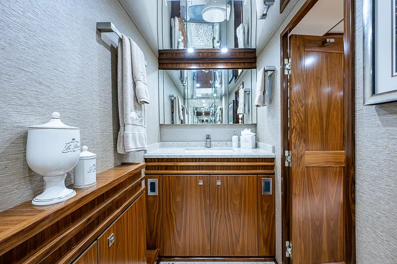 Maverick Yacht Photos Pics Viking 92 MAVERICK - Master Head