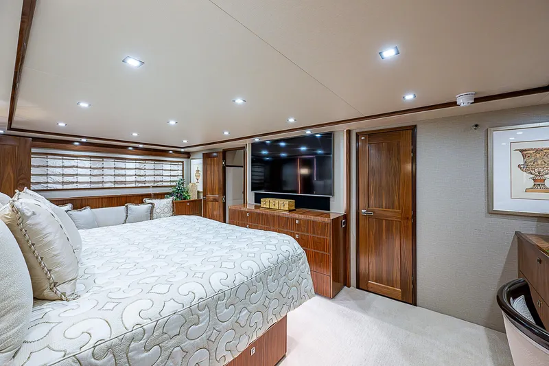 Maverick Yacht Photos Pics Viking 92 MAVERICK - Master Stateroom Berth & TV