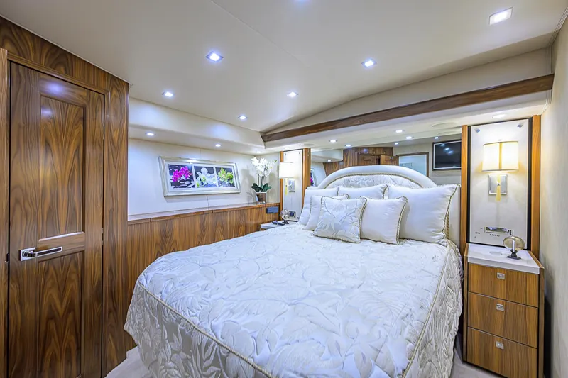 Maverick Yacht Photos Pics Viking 92 MAVERICK - Starboard Guest Stateroom