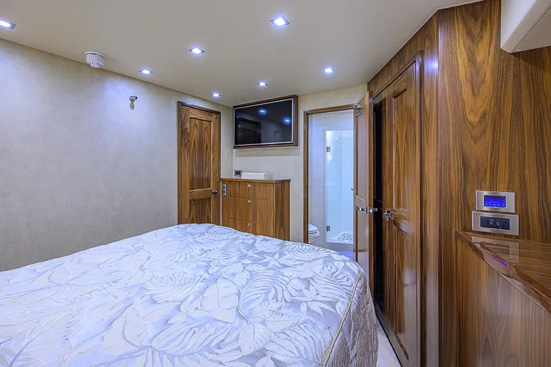 Maverick Yacht Photos Pics Viking 92 MAVERICK - Starboard Guest Stateroom