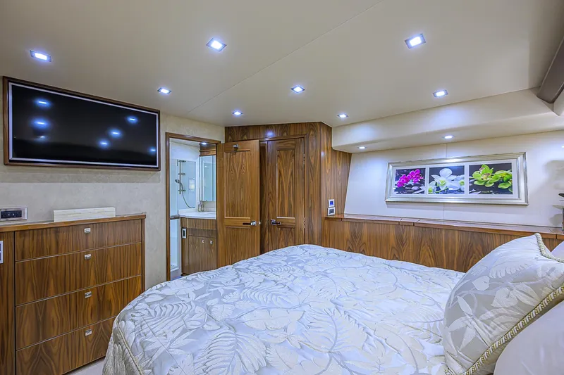 Maverick Yacht Photos Pics Viking 92 MAVERICK - Starboard Guest StateroomStarboard Guest Stateroom