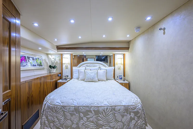 Maverick Yacht Photos Pics Viking 92 MAVERICK - Starboard Guest Stateroom