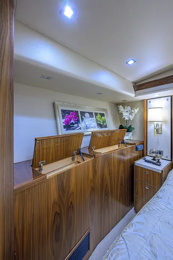 Maverick Yacht Photos Pics Viking 92 MAVERICK - Starboard Guest Stateroom