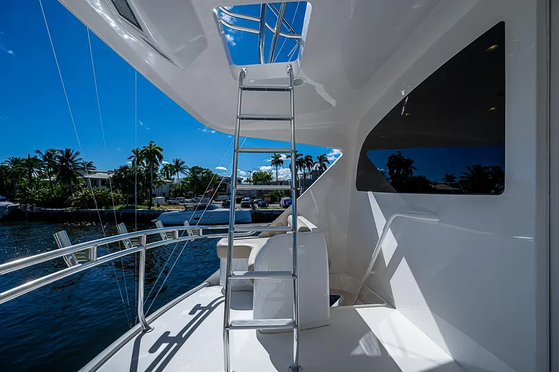 Maverick Yacht Photos Pics Viking 92 MAVERICK - Enclosed Flybridge Aft Deck