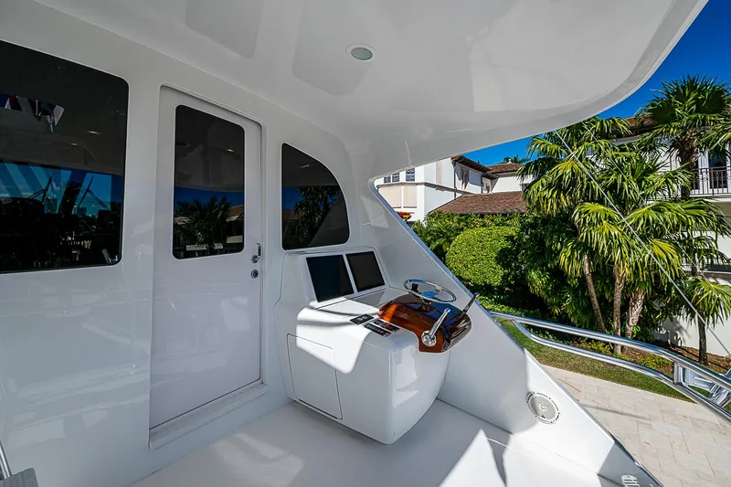 Maverick Yacht Photos Pics Viking 92 MAVERICK - Enclosed Flybridge Aft Deck