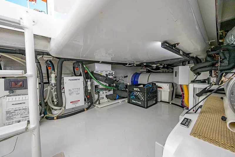 Maverick Yacht Photos Pics Viking 92 MAVERICK - Lazzarette