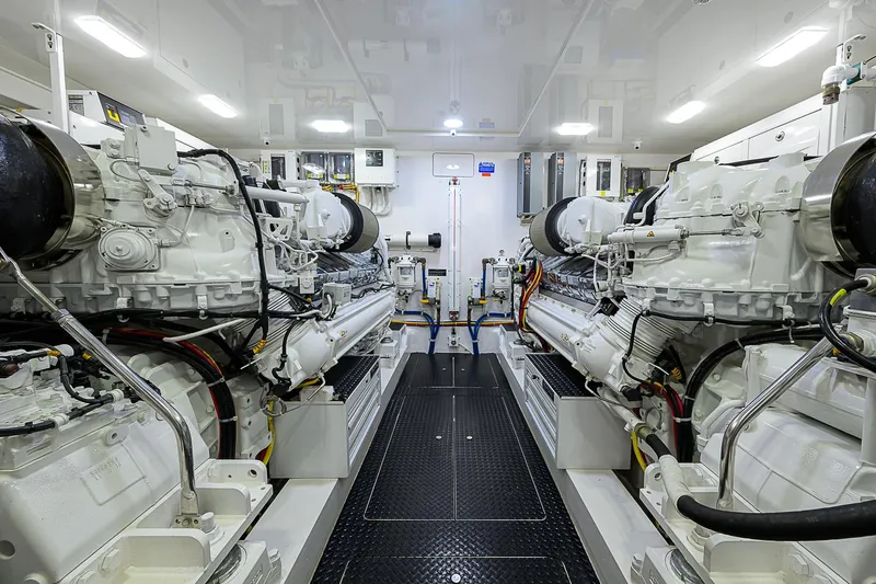 Maverick Yacht Photos Pics Viking 92 MAVERICK - Engine Room