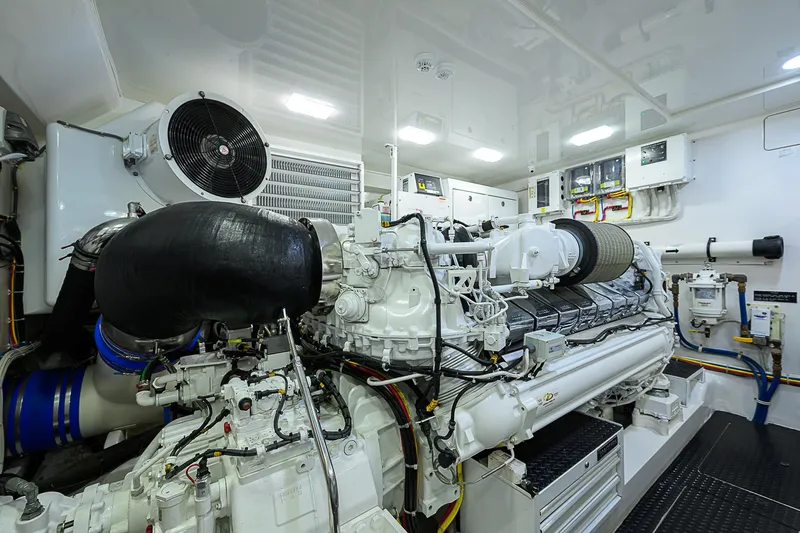 Maverick Yacht Photos Pics Viking 92 MAVERICK - Engine Room