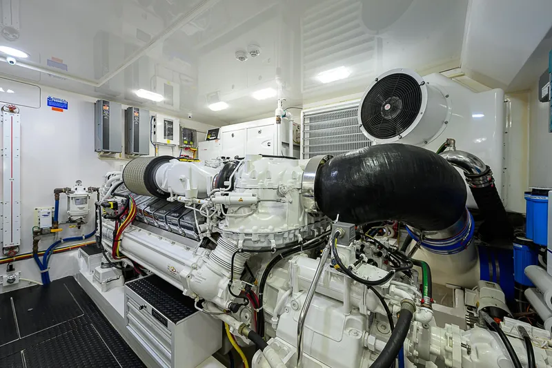 Maverick Yacht Photos Pics Viking 92 MAVERICK - Engine Room