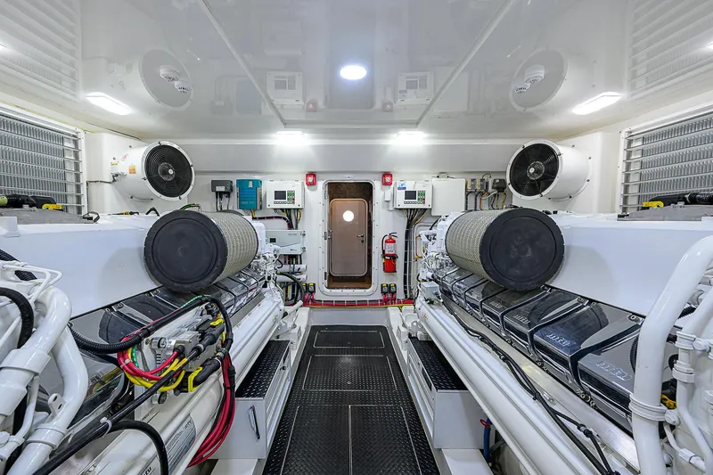 Maverick Yacht Photos Pics Viking 92 MAVERICK - Engine Room