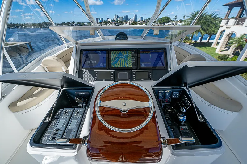 Maverick Yacht Photos Pics Viking 92 MAVERICK - Skylounge Helm