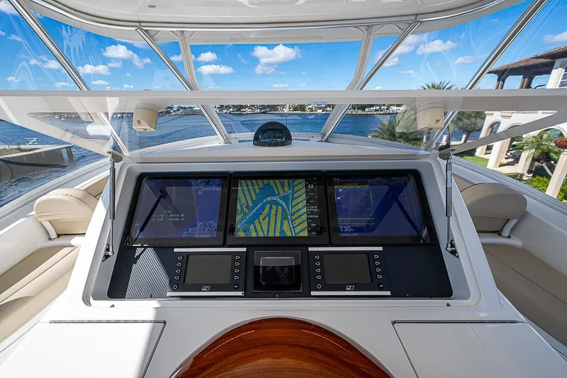 Maverick Yacht Photos Pics Viking 92 MAVERICK - Skylounge Helm