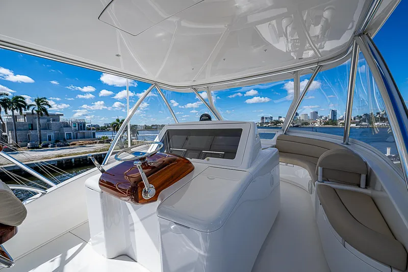 Maverick Yacht Photos Pics Viking 92 MAVERICK - Skylounge Helm & Seating