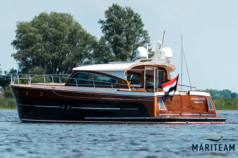 Onderonsie Yacht Photos Pics 2017 Breedendam MTB fourzero Wheelhouse yacht on calm water, featuring sleek design and Dutch flag.