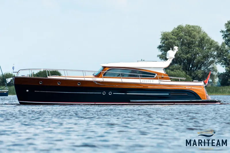 Onderonsie Yacht Photos Pics 2017 Breedendam MTB fourzero Wheelhouse yacht on calm water, side view.