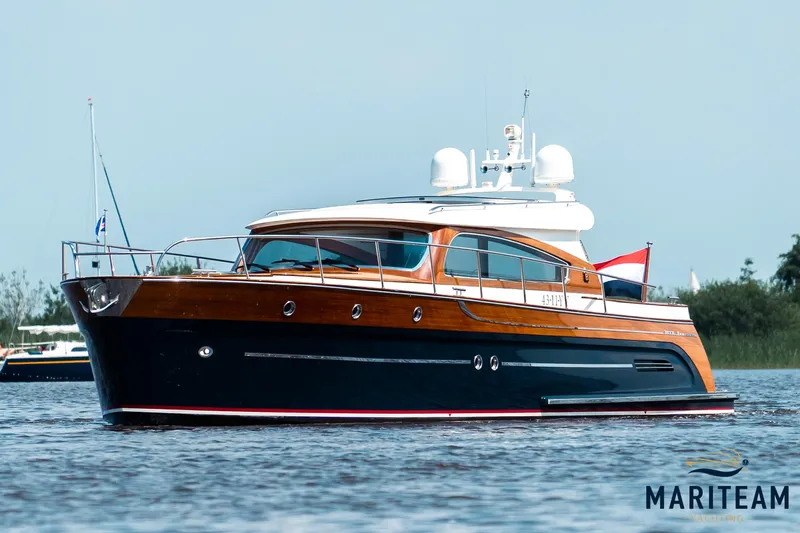 Onderonsie Yacht Photos Pics 2017 Breedendam MTB fourzero Wheelhouse yacht on calm water, featuring sleek design and wooden accents.