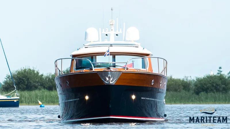 Onderonsie Yacht Photos Pics Front view of 2017 Breedendam MTB fourzero Wheelhouse yacht on water.