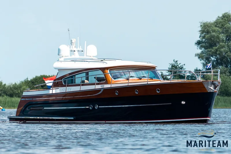 Onderonsie Yacht Photos Pics 2017 Breedendam MTB fourzero Wheelhouse yacht on calm water, showcasing sleek design and luxury.