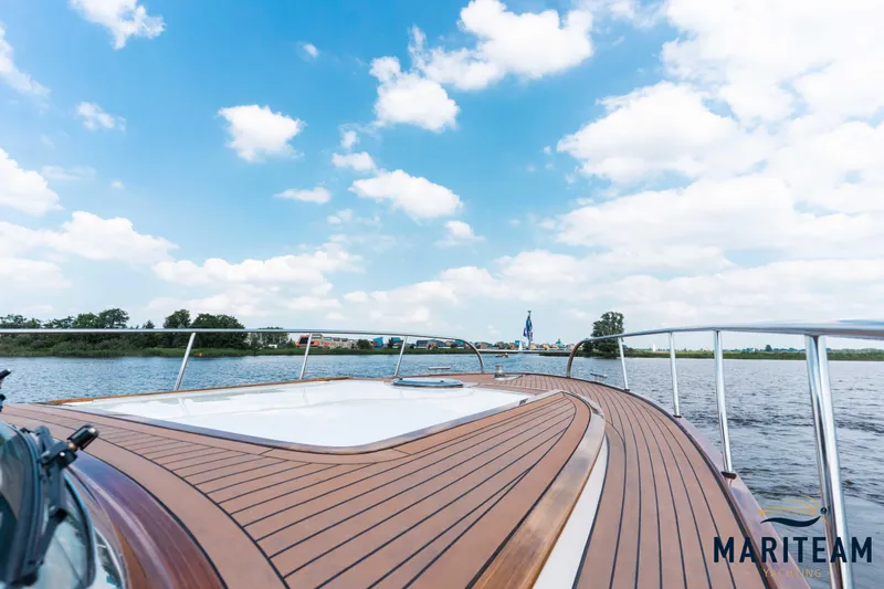 Onderonsie Yacht Photos Pics Luxurious 2017 Breedendam MTB fourzero Wheelhouse yacht on serene water under blue sky.