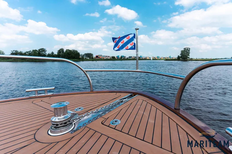 Onderonsie Yacht Photos Pics Bow view of 2017 Breedendam MTB fourzero Wheelhouse on water, featuring wooden deck and flag.