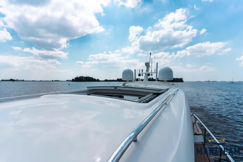 Onderonsie Yacht Photos Pics 2017 Breedendam MTB fourzero Wheelhouse yacht on calm water under a partly cloudy sky.