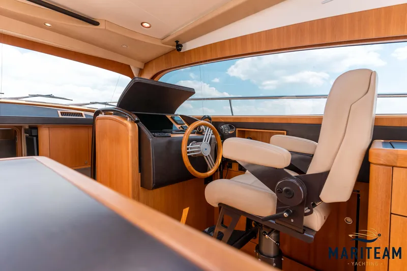 Onderonsie Yacht Photos Pics Wheelhouse interior of 2017 Breedendam MTB fourzero, featuring a modern helm and comfortable seating.