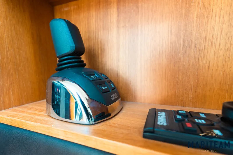 Onderonsie Yacht Photos Pics Control panel in a 2017 Breedendam MTB fourzero Wheelhouse yacht.