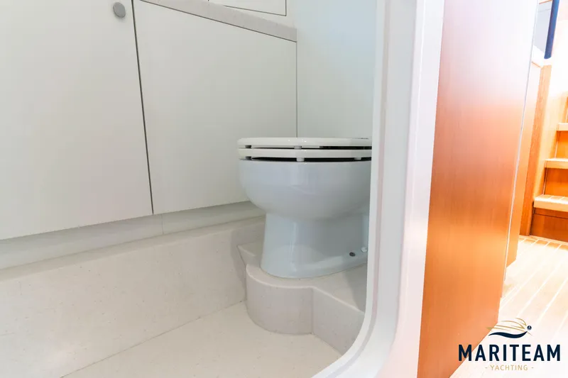 Onderonsie Yacht Photos Pics Toilet area in 2017 Breedendam MTB fourzero Wheelhouse yacht.