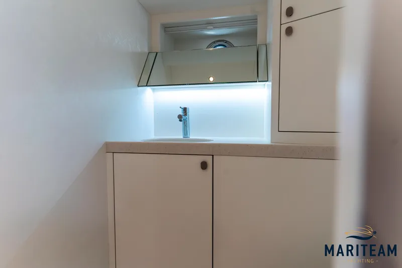 Onderonsie Yacht Photos Pics Compact bathroom interior of 2017 Breedendam MTB fourzero Wheelhouse yacht.