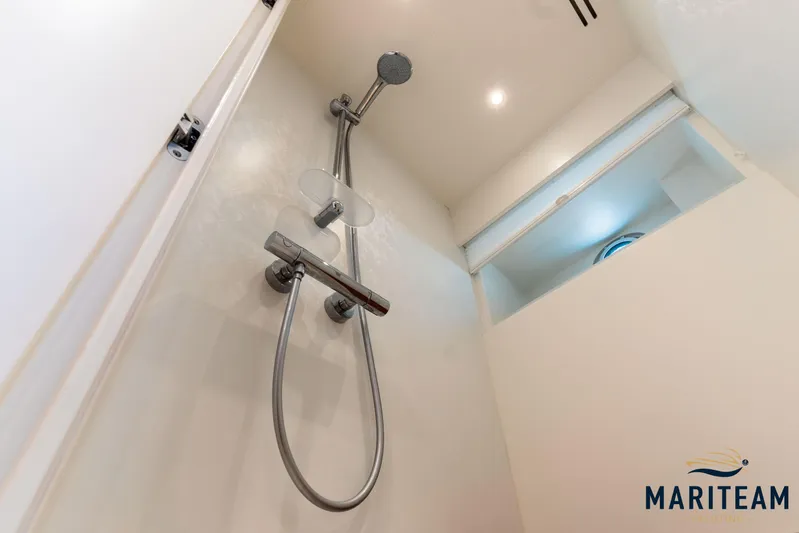 Onderonsie Yacht Photos Pics Shower area in 2017 Breedendam MTB fourzero Wheelhouse yacht.