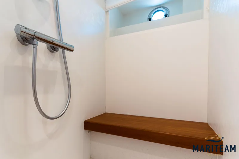 Onderonsie Yacht Photos Pics Shower area in 2017 Breedendam MTB fourzero Wheelhouse yacht with wooden bench.