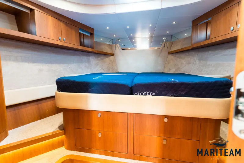 Onderonsie Yacht Photos Pics Luxurious cabin interior of 2017 Breedendam MTB fourzero Wheelhouse with wooden cabinetry and cozy bedding.