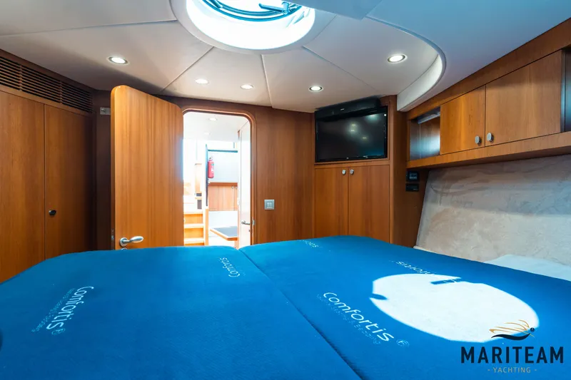 Onderonsie Yacht Photos Pics Luxurious cabin interior of 2017 Breedendam MTB fourzero Wheelhouse yacht, featuring wood paneling and modern amenities.